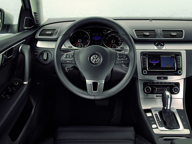 VW Passat 1.6 TDI Bluemotion (2011) ön kabin