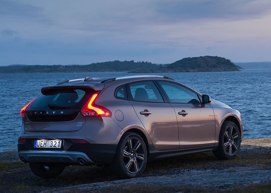 Volvo V40`ın Türkiye fiyatı açıklandı!
