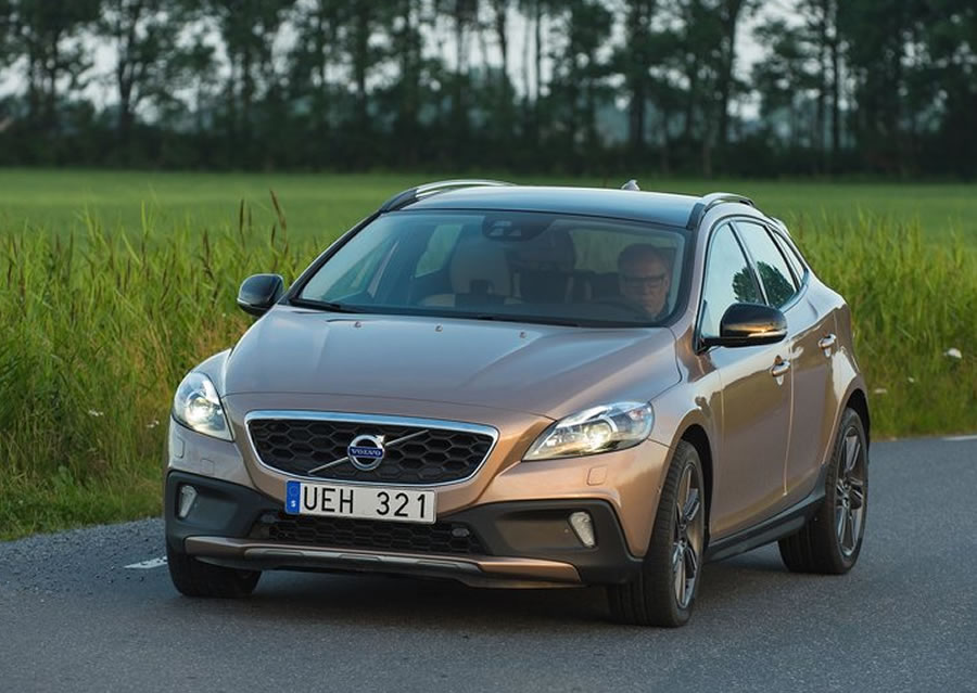 Volvo V40`ın Türkiye fiyatı açıklandı!