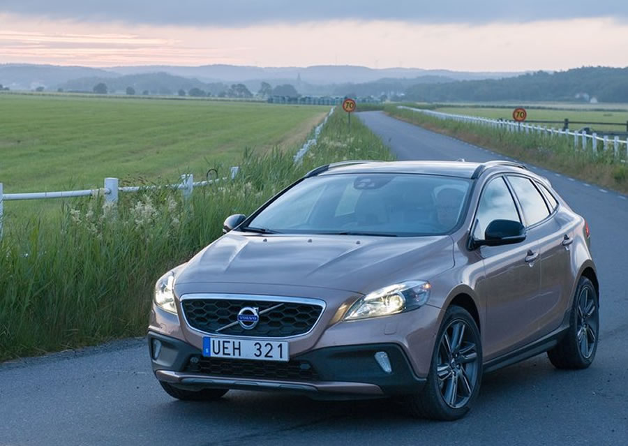 Volvo V40`ın Türkiye fiyatı açıklandı!