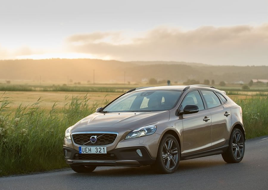 Volvo V40`ın Türkiye fiyatı açıklandı!
