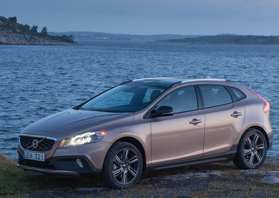 Volvo V40`ın Türkiye fiyatı açıklandı!