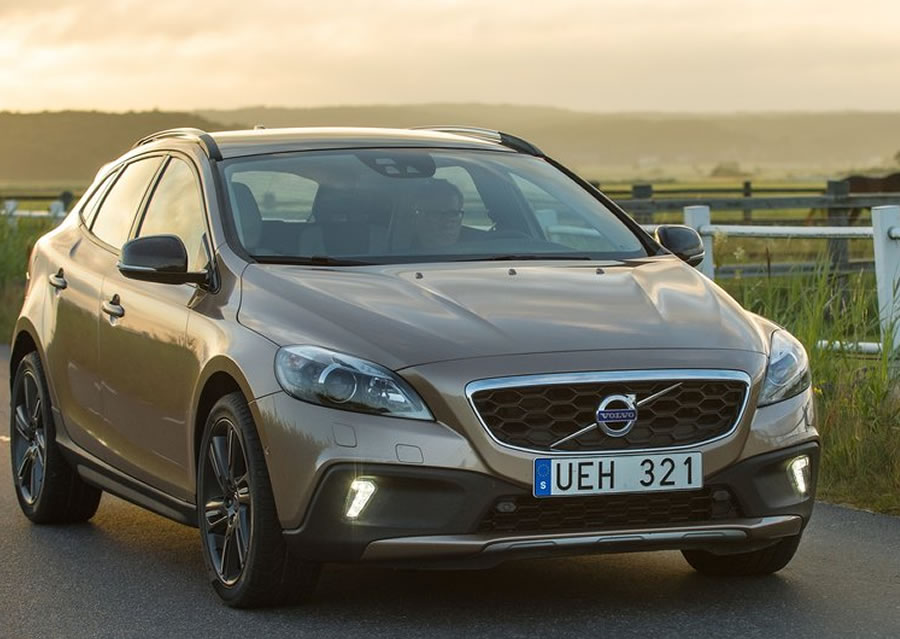 Volvo V40`ın Türkiye fiyatı açıklandı!