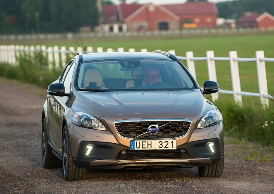 Volvo V40`ın Türkiye fiyatı açıklandı!