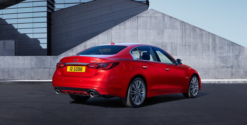 Infiniti Q50 Arka Görünüm: Infiniti'nin 2018 yenilikleri