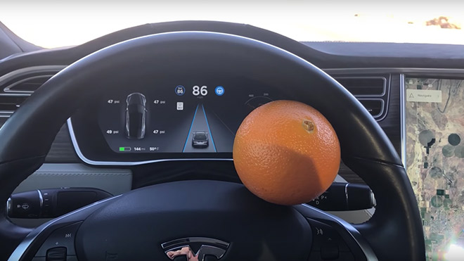 Tesla’nın otomatik pilotunu portakalla kandırdı