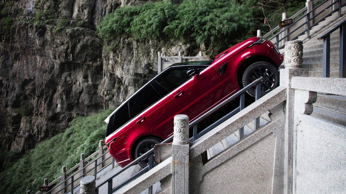 Range Rover 45 derece açıyla 999 basamak tırmandı!