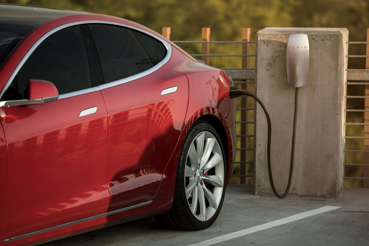 Tesla işyeri park alanlarına ücretsiz şarj istasyonları kuruyor