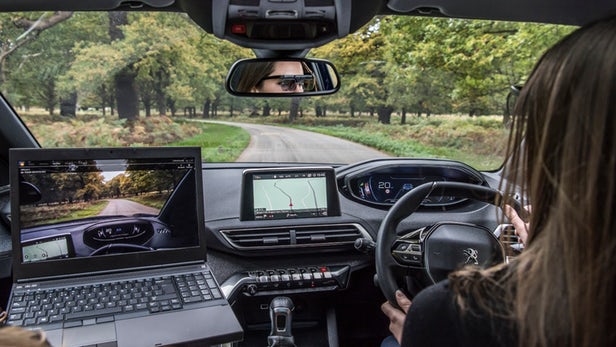 i-Cockpit ile sürücülerin gözleri yoldan ayrılmıyor!