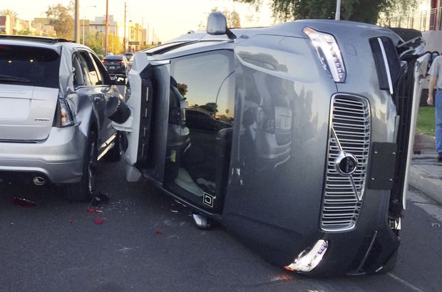 Sürücüsüz Uber kaza yaptı, araçlar geri çekildi