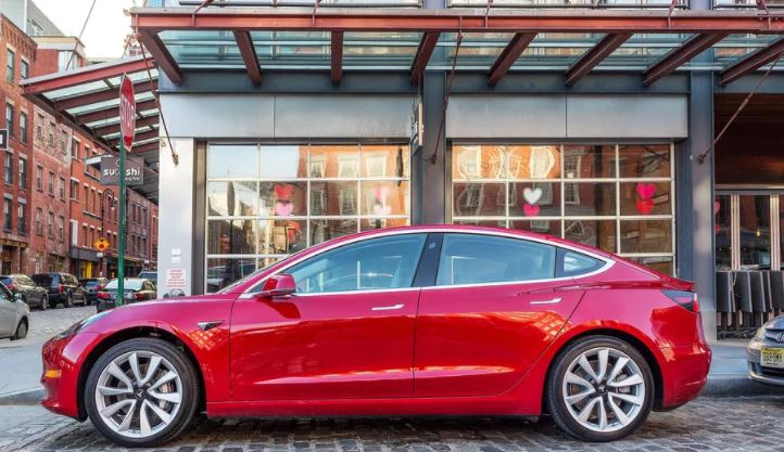 Tesla fabrikası 7/24 Model 3 üretecek