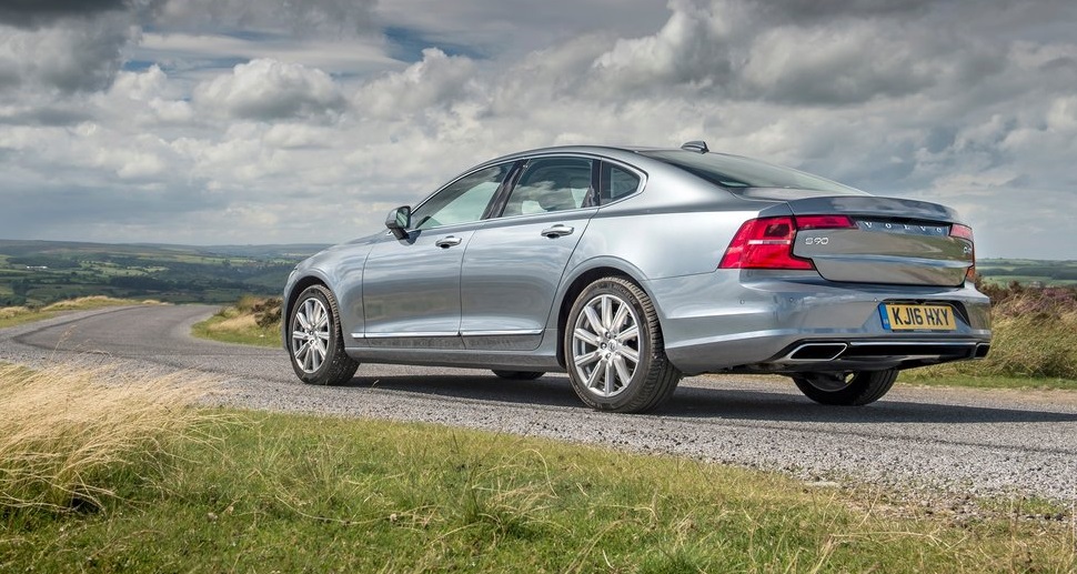Volvo S90 modeli arka görünüm