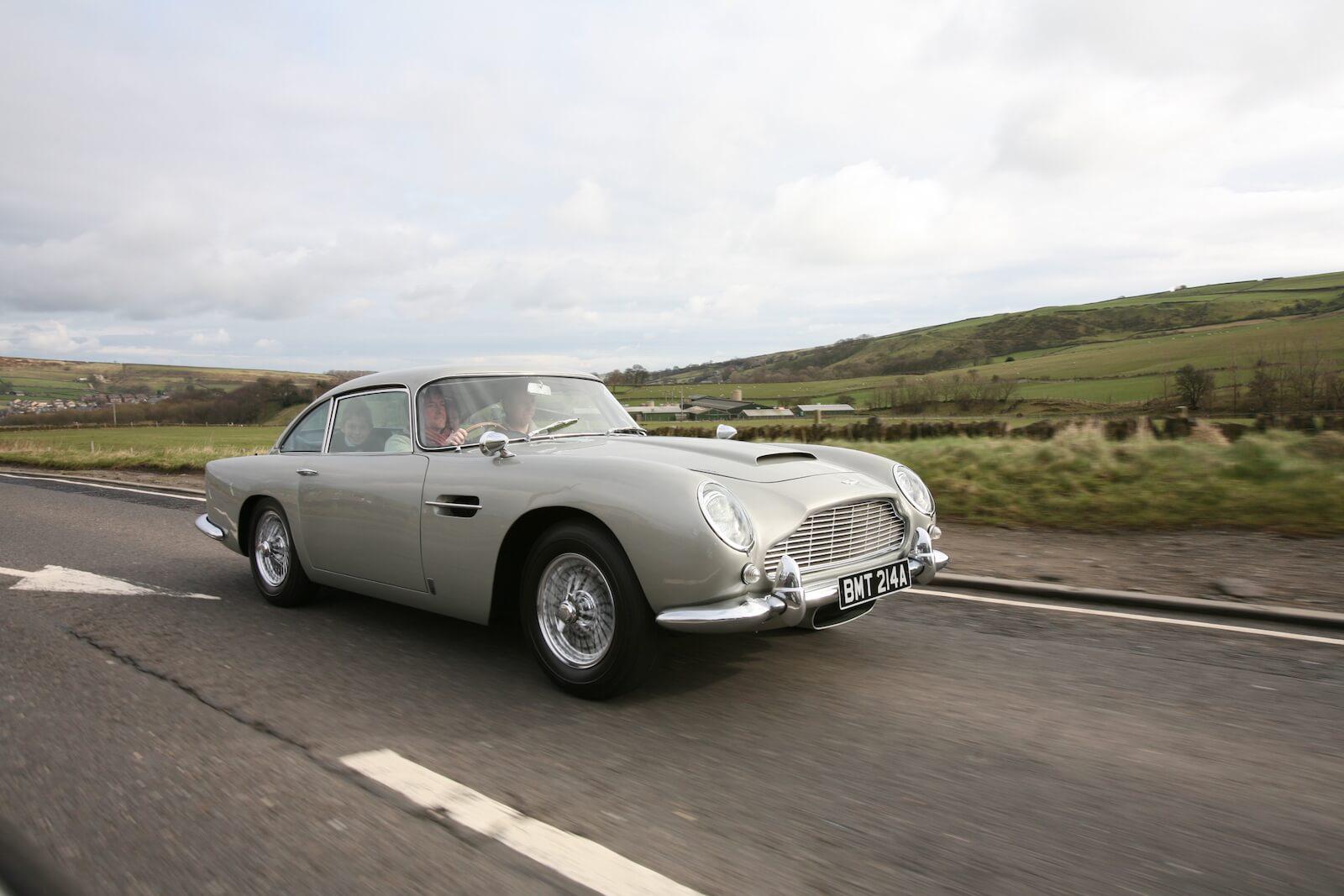 James Bond’a ait Aston Martin DB5 satışa çıktı