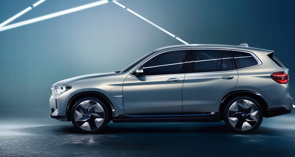 BMW iX3 konsept yan gorunumu