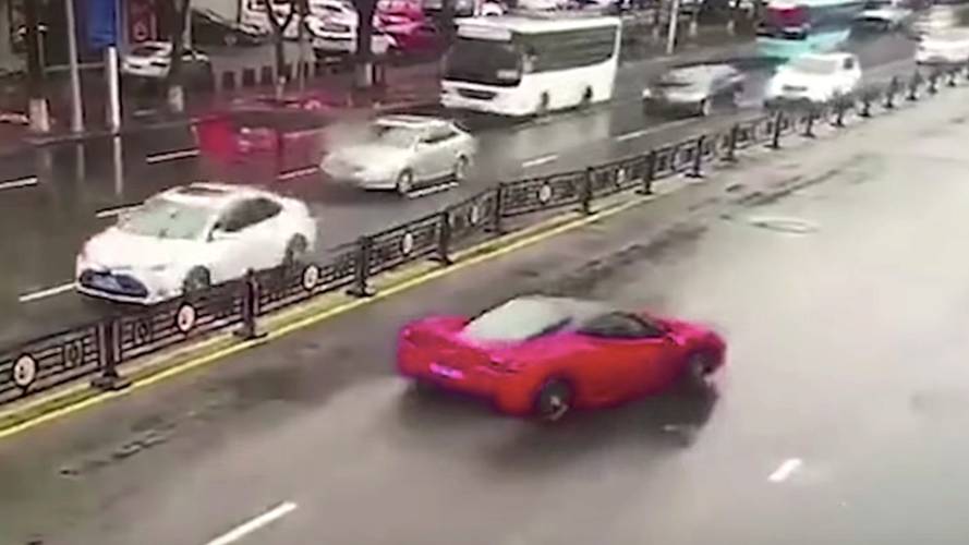 Sıfır Ferrari 458 kazada hurdaya döndü
