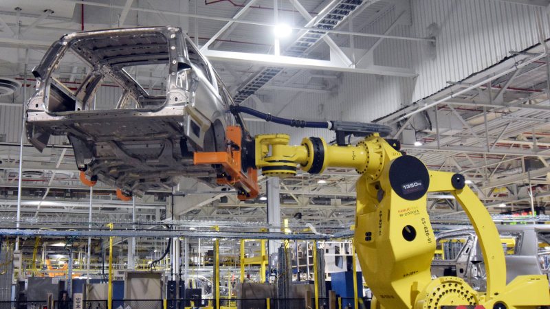 Üreticiler robotların aksine daha çok işçi istihdam ediyor