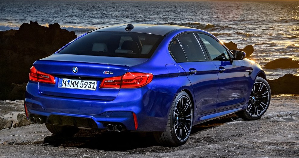 BMW 5 arkadan görünüm