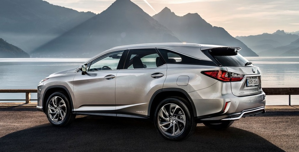 Lexus RX L arka görünüm