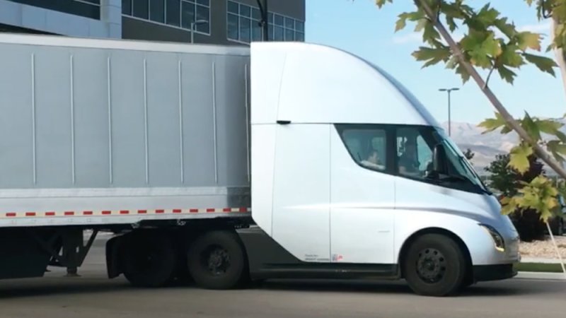 Tesla Semi’nin atikliği ve hızlanma sesi şaşırttı!