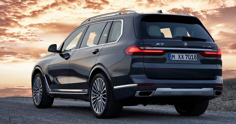 BMW X7 arka görünümü