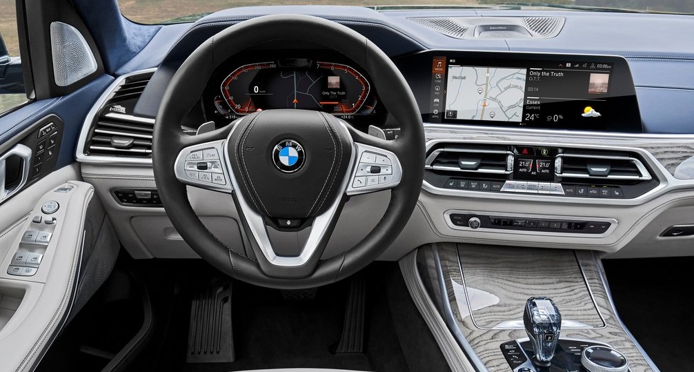 BMW X7 ön konsol görünümü