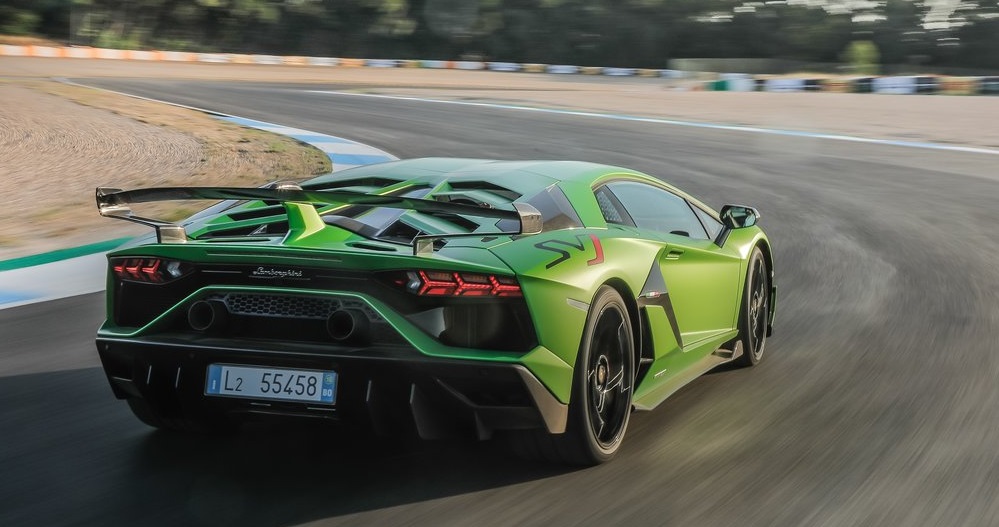 Lamborghini Aventador SVJ arka görünümü