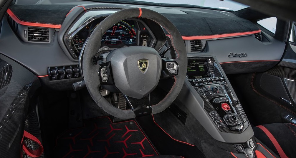 Lamborghini Aventador SVJ ön konsolu