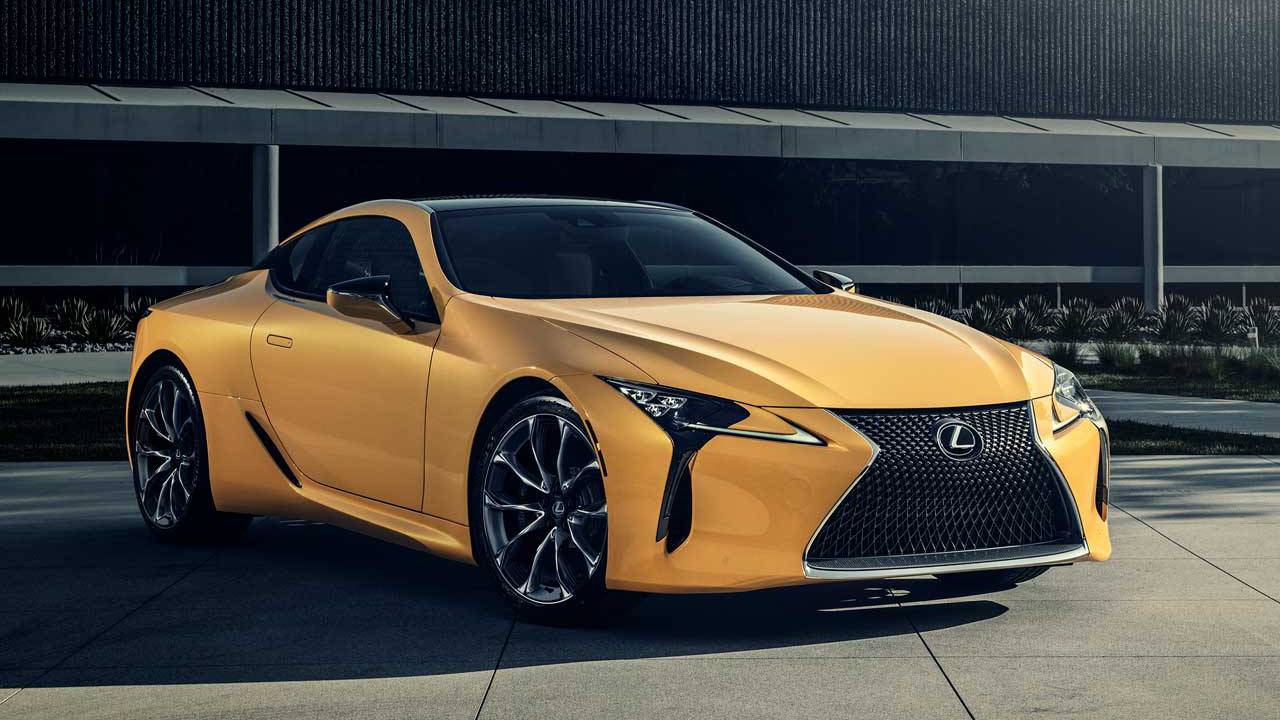 471 beygirlik 2019 Lexus LC 500 Inspiration alev sarısı rengiyle dikkat çekiyor