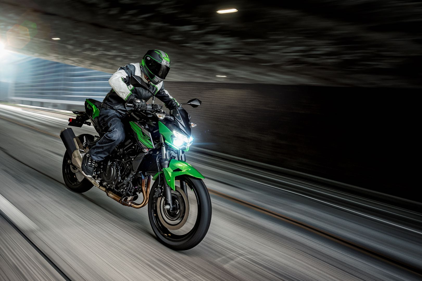 Kawasaki Z400 gece görünümü