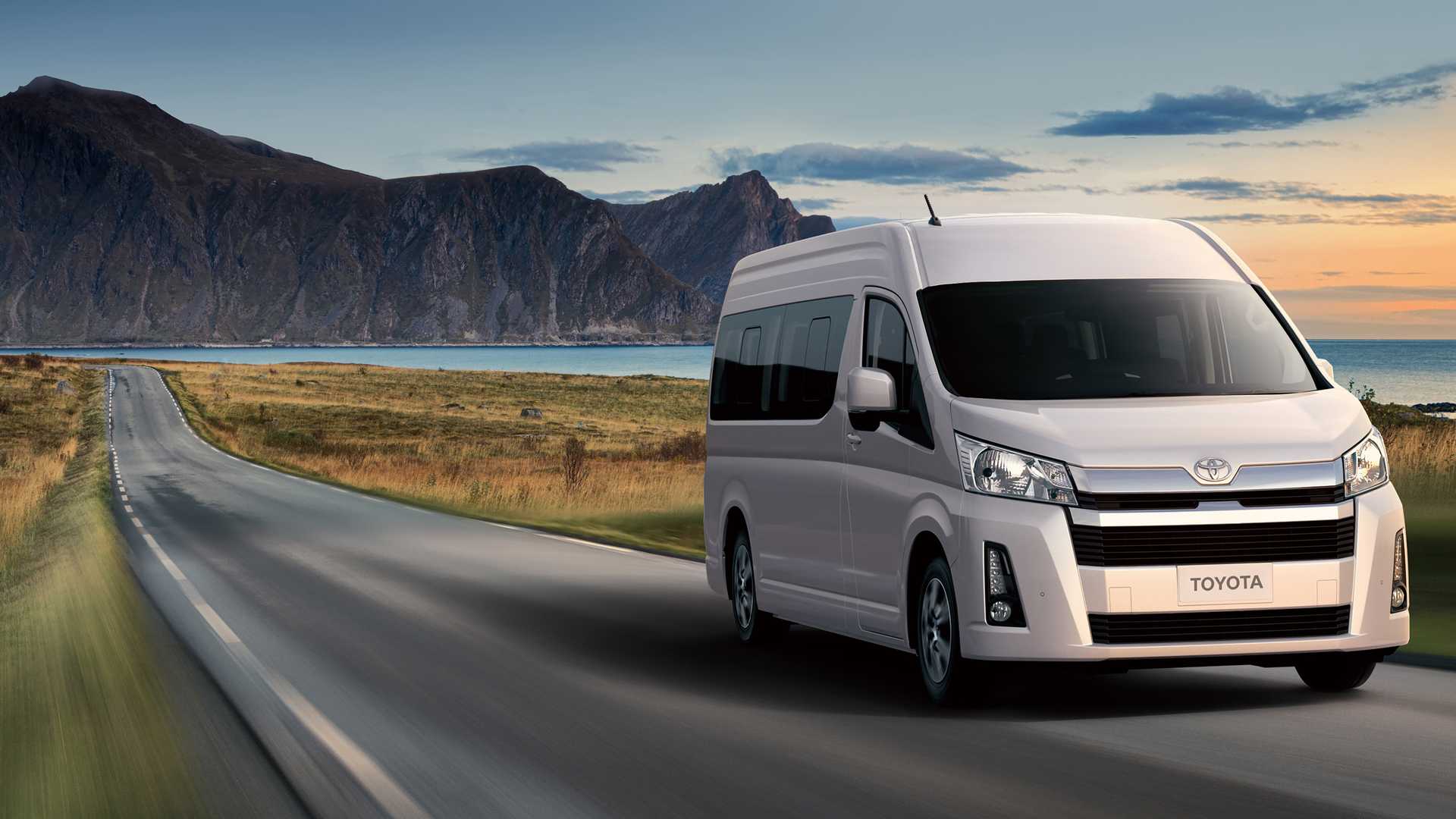 Toyota’nın 17 koltuk kapasiteli yeni minibüsü Hiace tanıtıldı
