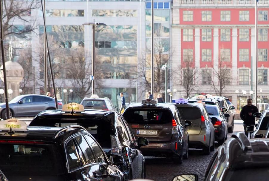 Dünyanın ilk kablosuz şarj istasyonu ağı Oslo taksileri için kurulacak