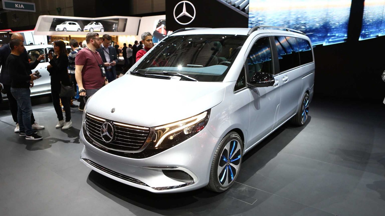 Elektrikli Mercedes EQV konsepti sekiz kişiyi sıfır emisyonla taşıyabiliyor