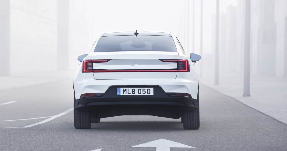 Polestar 2 arka görünümü