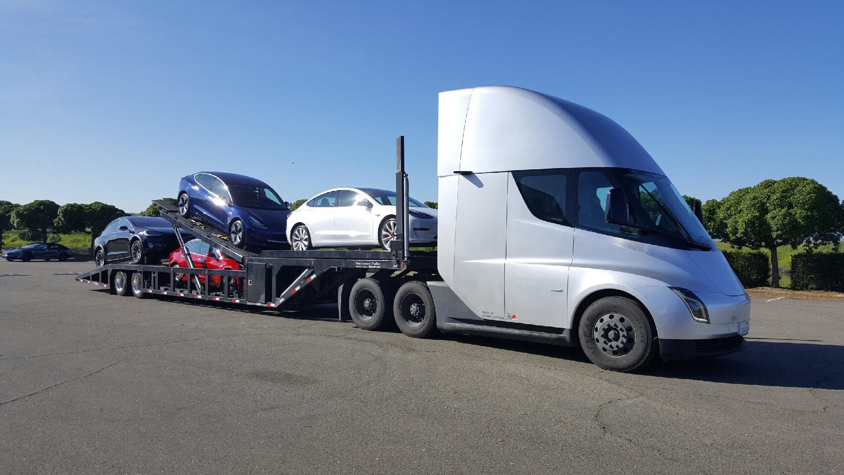 Tesla Model 3’ler elektrikli Semi’lerle taşındı