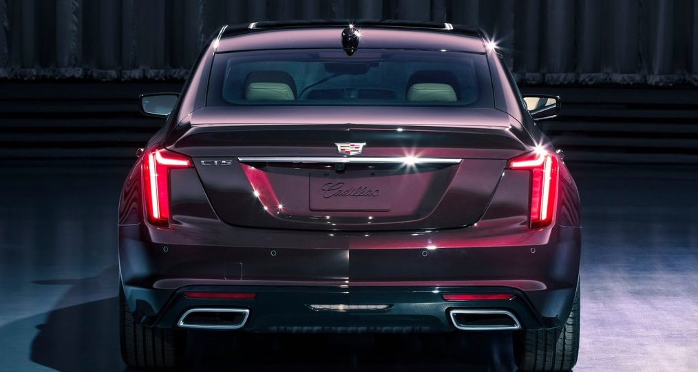 Cadillac CT5 arka görünümü