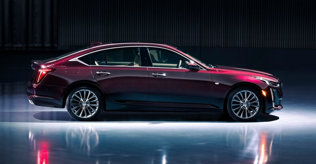 Cadillac CT5 yan görünümü