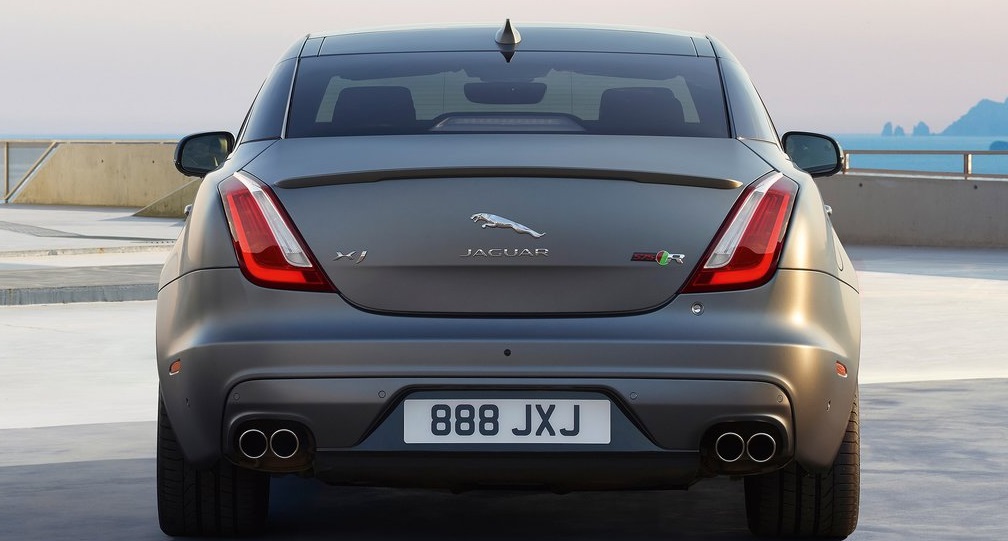 Jaguar XJR575 arka görünümü