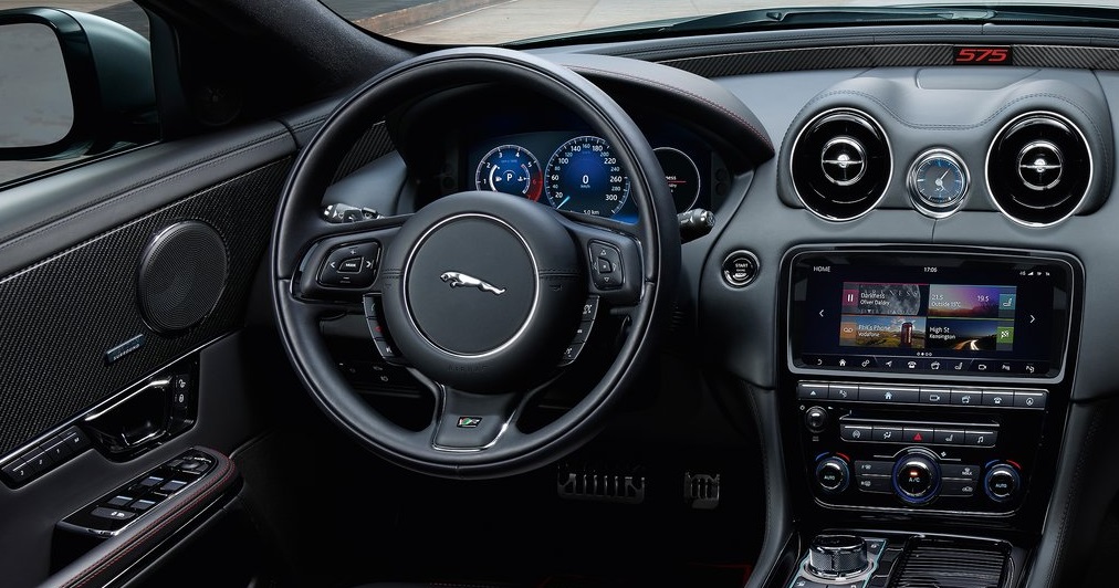 Jaguar XJR575 ön konsol görünümü