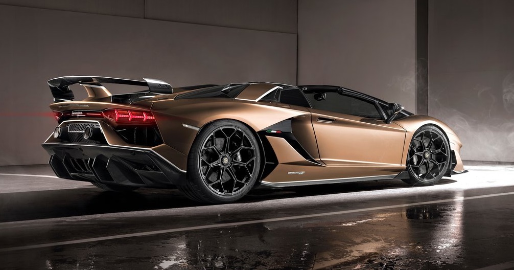 Lamborghini Aventador SVJ Roadster arka görünümü
