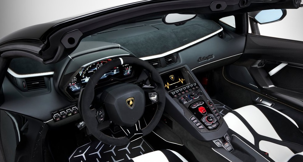 Lamborghini Aventador SVJ Roadster ön konsol bakış