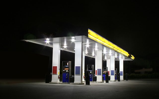 Dizellerde Yakıt Doldururken Motor Neden Stop Edilmiyor? Akaryakıt istasyonu foto