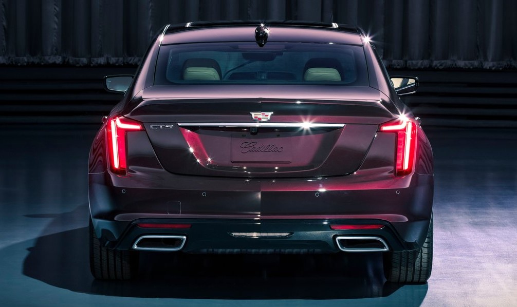 Cadillac CT5 arka görünümü