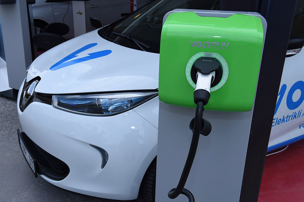 İngiltere’de yeni inşa edilen evlere elektrikli şarj istasyonu şartı getirildi