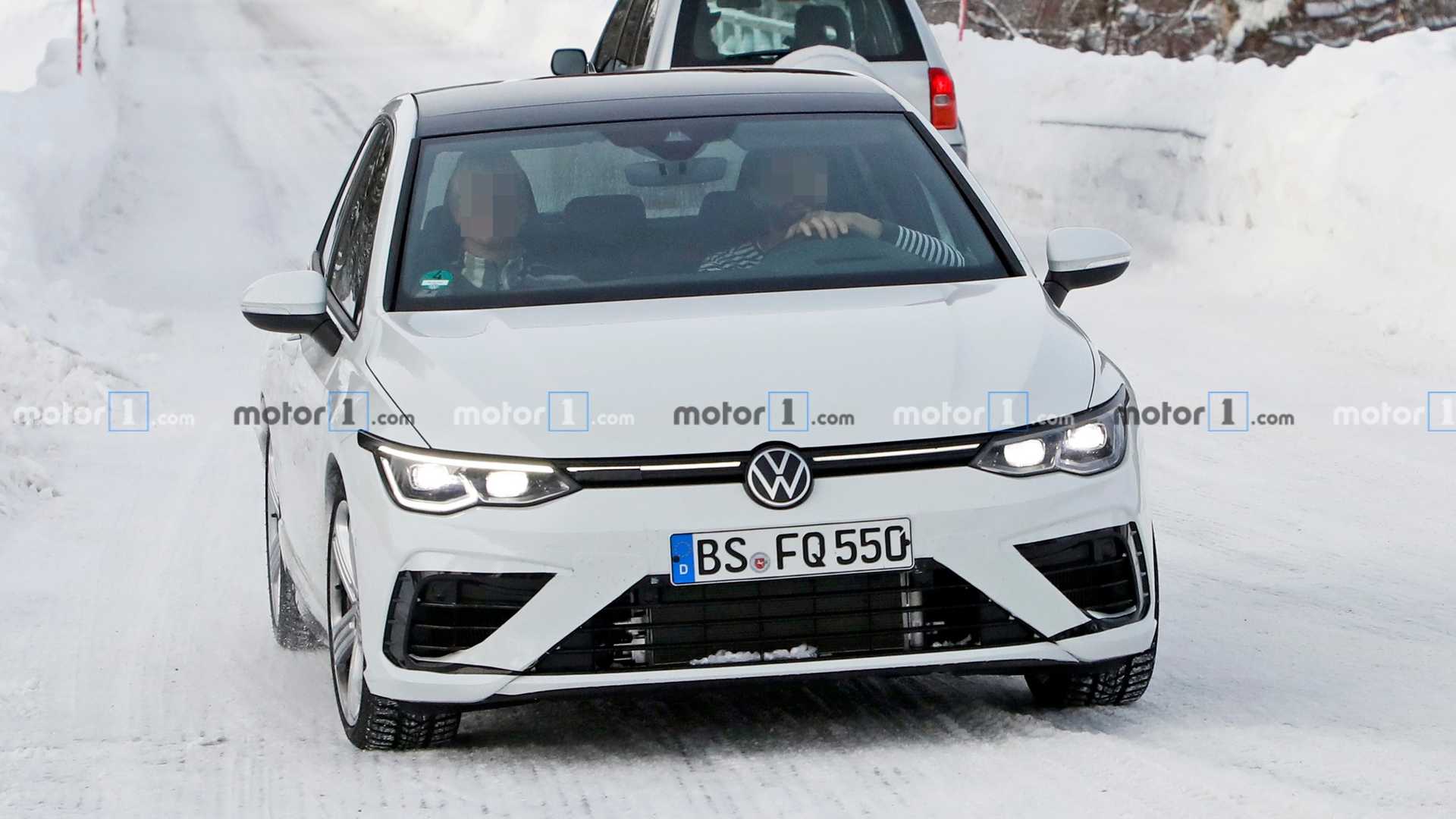 2021 Volkswagen Golf R karlı havada görüntülendi