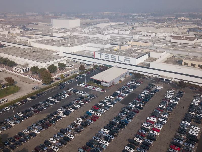 Tesla Kaliforniya ve New York’taki fabrikalarını kapatıyor