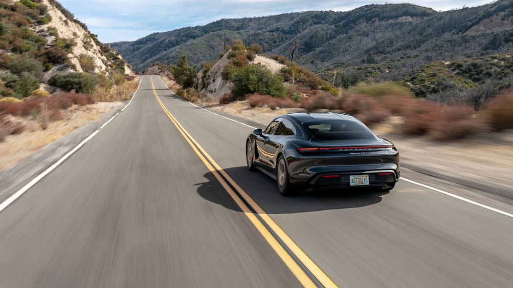Arkadan itişli, küçük bataryalı ve uygun fiyatlı Porsche Taycan geliyor!