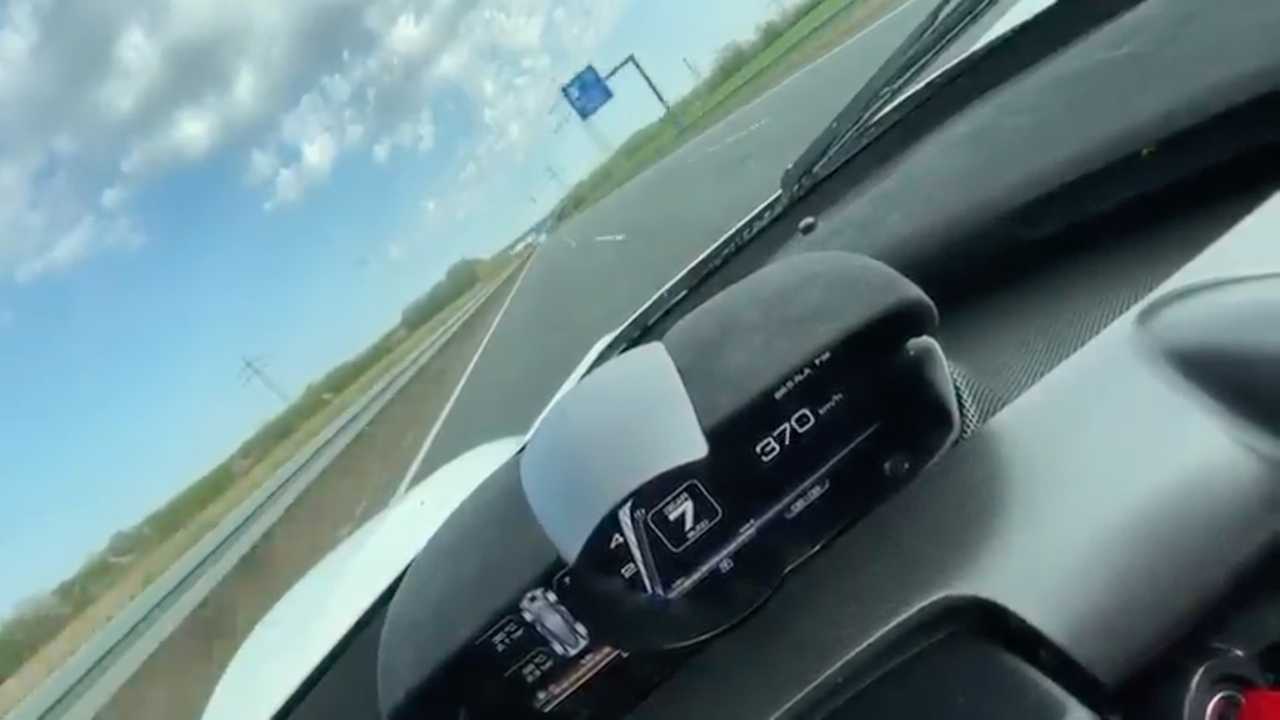 Ferrari LaFerrari’yi boş otobanda 372 km/s hız yaparken izleyin!