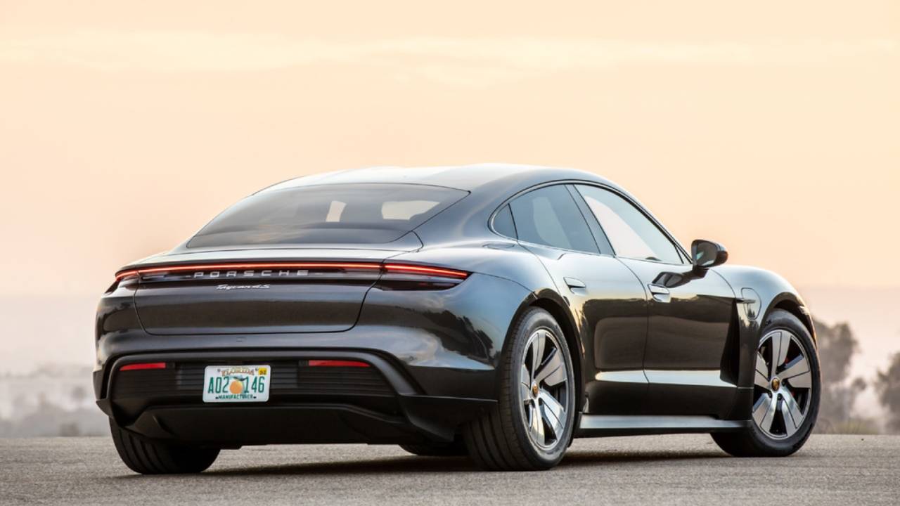 Porsche’un en ucuz elektrikli modeli Taycan 4S ABD’ye çıkartma yaptı