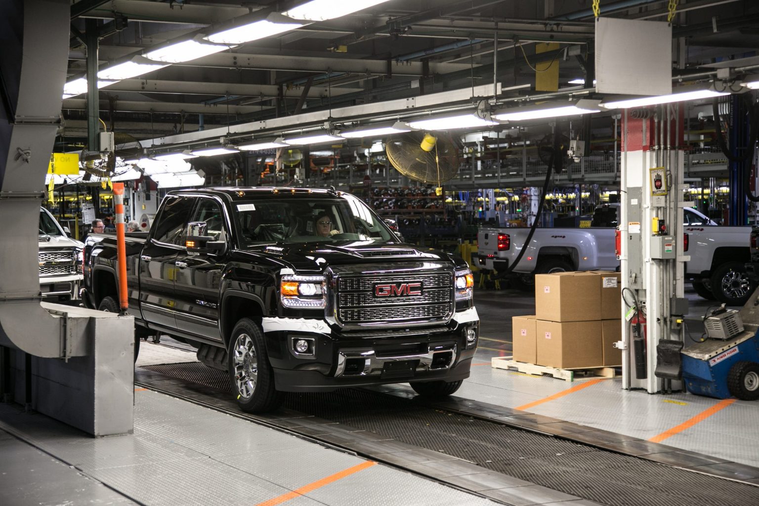 General Motors yarın üç fabrikasında üretime başlayacak