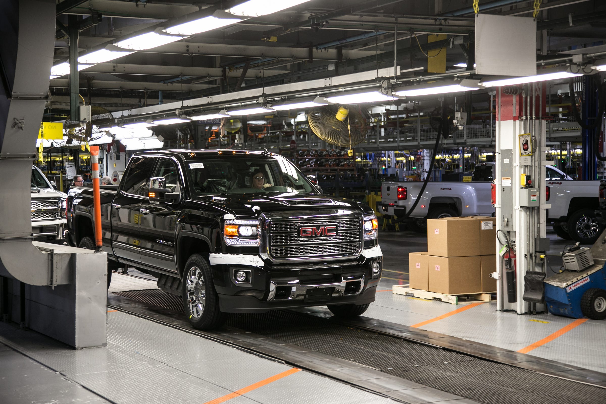 General Motors yarın üç fabrikasında üretime başlayacak